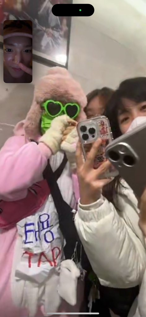 Cuối cùng thì chị của Taeyong cũng đã video call cho em trai để anh và bạn fan có thể nói chuyện. Nghe thấy giọng của thần tượng, bạn Tyongf ngượng ngùng và bối rối. Nam idol cũng kịp bày tỏ sự xúc động và biết ơn vì nỗ lực và tình cảm mà Tyongf dành cho mình. Cuối cùng thì chị của Taeyong cũng đã video call cho em trai để anh và bạn fan có thể nói chuyện. Nghe thấy giọng của thần tượng, bạn Tyongf ngượng ngùng và bối rối. Nam idol cũng kịp bày tỏ sự xúc động và biết ơn vì nỗ lực và tình cảm mà Tyongf dành cho mình.