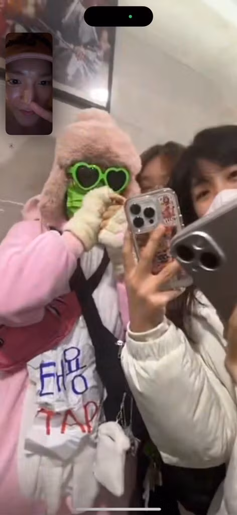 Cuối cùng thì chị của Taeyong cũng đã video call cho em trai để anh và bạn fan có thể nói chuyện. Nghe thấy giọng của thần tượng, bạn Tyongf ngượng ngùng và bối rối. Nam idol cũng kịp bày tỏ sự xúc động và biết ơn vì nỗ lực và tình cảm mà Tyongf dành cho mình.