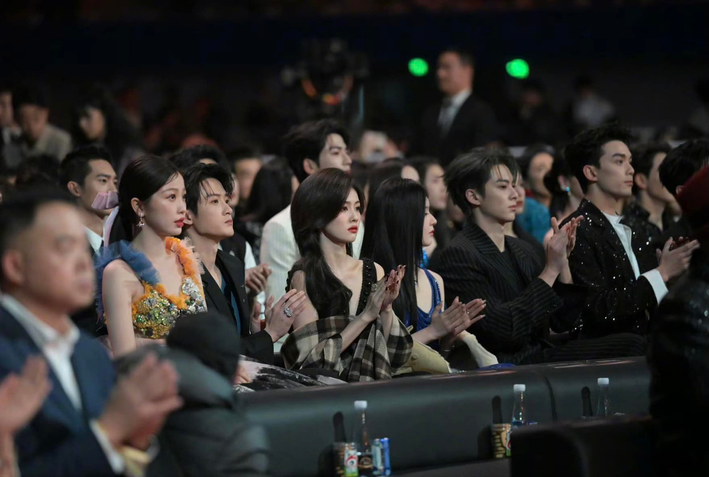 Tại Đêm hội Weibo 2023 cũng có "bùng binh" Đệ-Hân-Hách-Lộc, ban tổ chức đã chọn xếp xen kẽ, so le người trên người dưới để tách các couple.