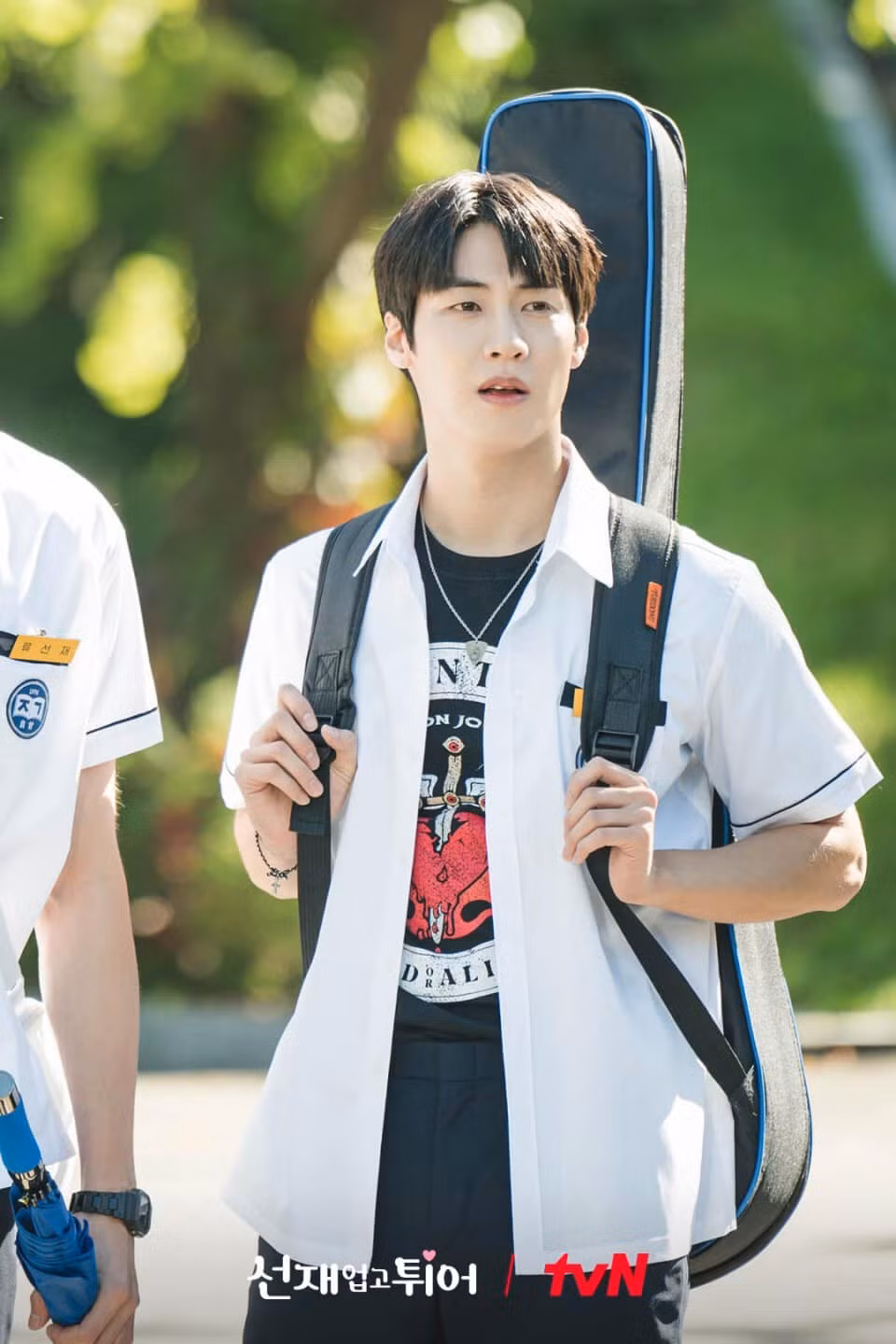 Lee Seung Hyub - chàng leader "vô tri" của Eclipse trong Lovely Runner cũng góp mặt trong Love Next Door. Hiện vẫn chưa rõ mối quan hệ của anh với dàn nhân vật chính. Lee Seung Hyub - chàng leader "vô tri" của Eclipse trong Lovely Runner cũng góp mặt trong Love Next Door. Hiện vẫn chưa rõ mối quan hệ của anh với dàn nhân vật chính.