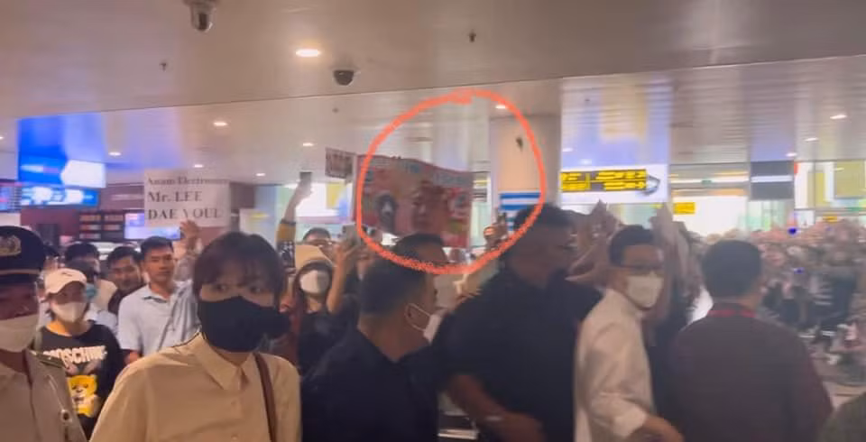 Những chiếc fan "sơ hở là dìm idol". - Ảnh: FB Dâu Tây Bé Nhỏ