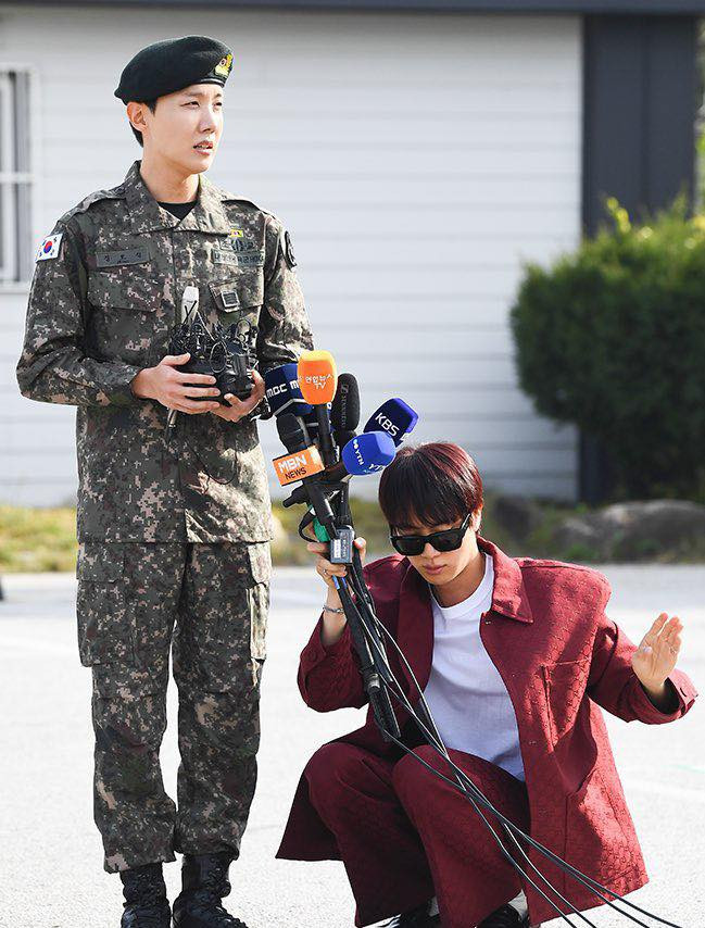 Jin không hổ danh là "vựa muối" của BTS khi "bày trò" trong ngày j-hope xuất ngũ. Jin không hổ danh là "vựa muối" của BTS khi "bày trò" trong ngày j-hope xuất ngũ.