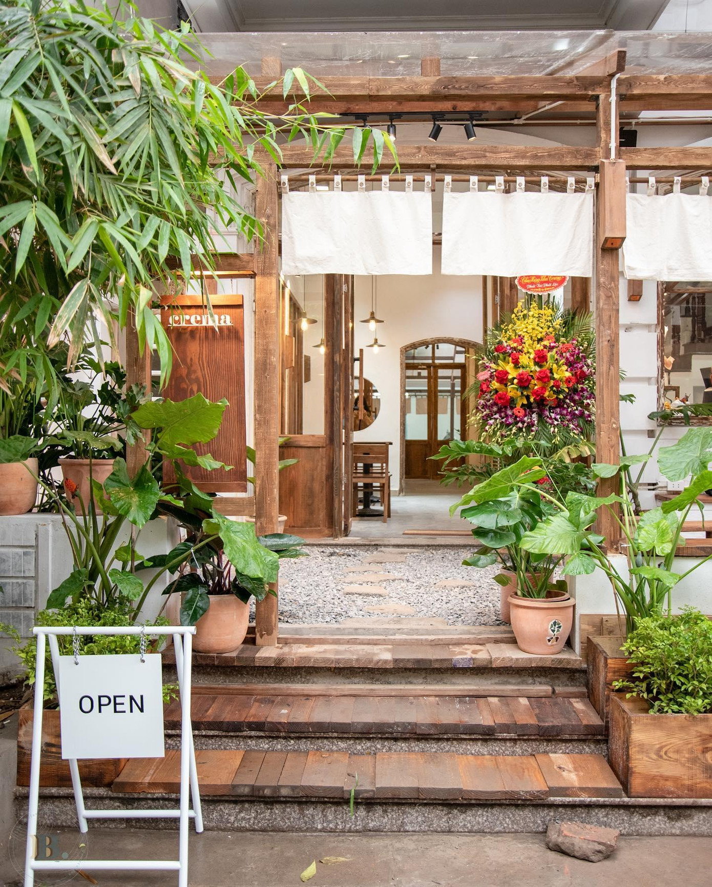 Crema Coffee được Gen Z Hà Nội ưu ái với không gian được trang trí ngập cây xanh. Crema Coffee được Gen Z Hà Nội ưu ái với không gian được trang trí ngập cây xanh.