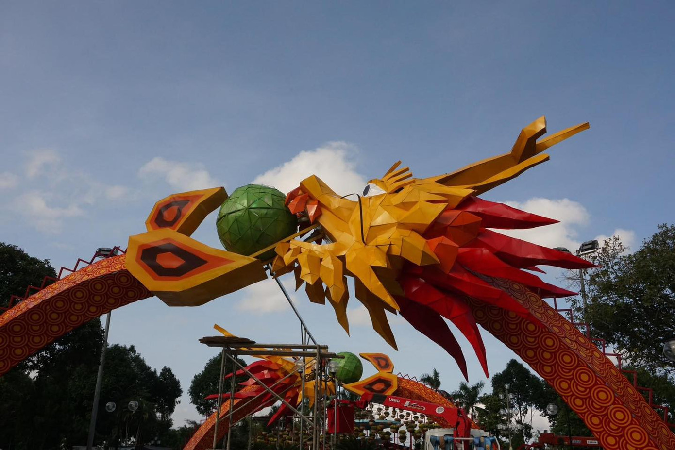 Sở dĩ được đặt biệt danh như vậy vì chú rồng này trông như đang khoác áo giáp biến hình, trông gai góc và rất &quot;hoạt hình&quot;.