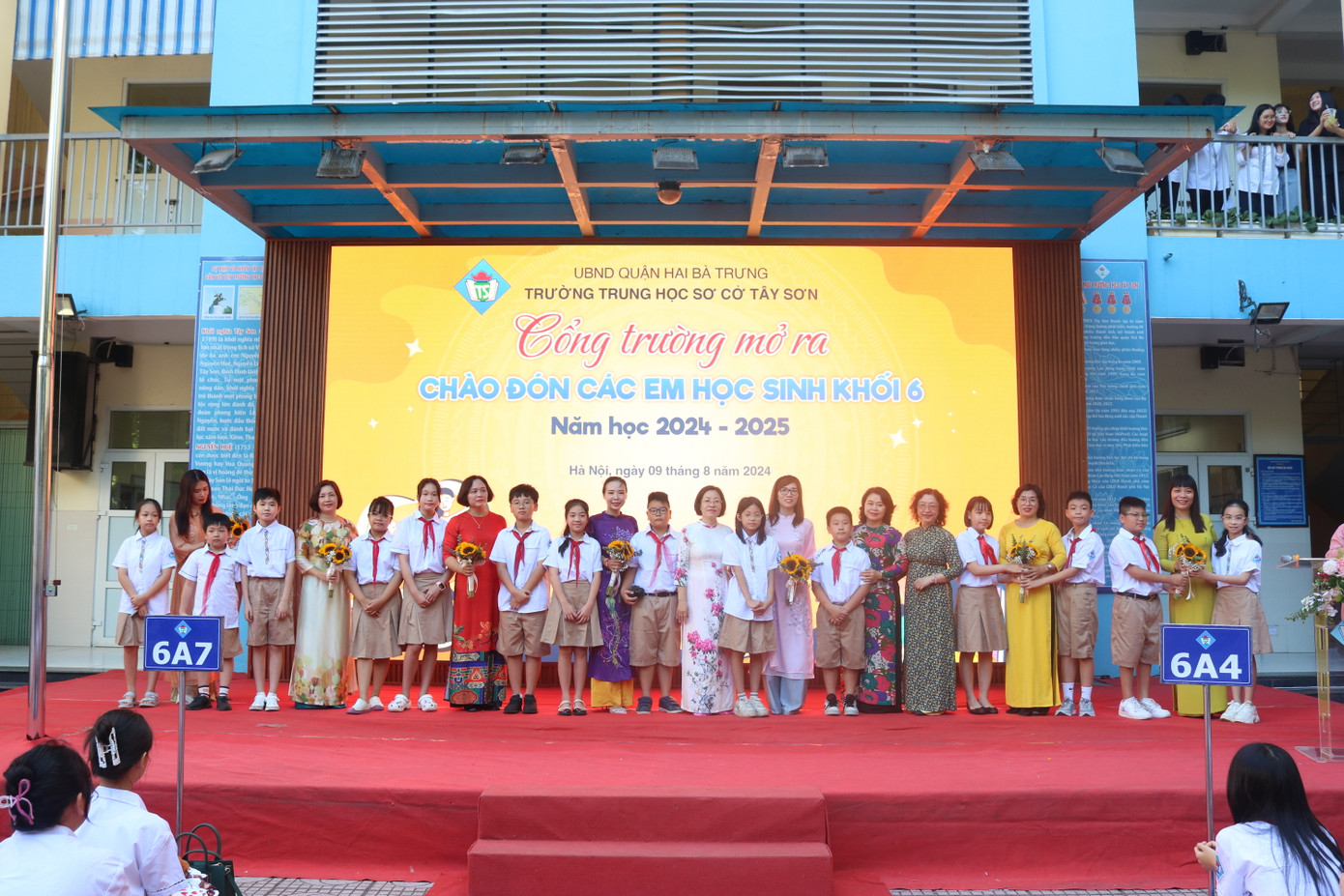 7 cô giáo chủ nhiệm của 7 lớp 6 ra mắt trong chương trình, nhận những bó hoa tươi từ các bạn học sinh. 7 cô giáo chủ nhiệm của 7 lớp 6 ra mắt trong chương trình, nhận những bó hoa tươi từ các bạn học sinh.