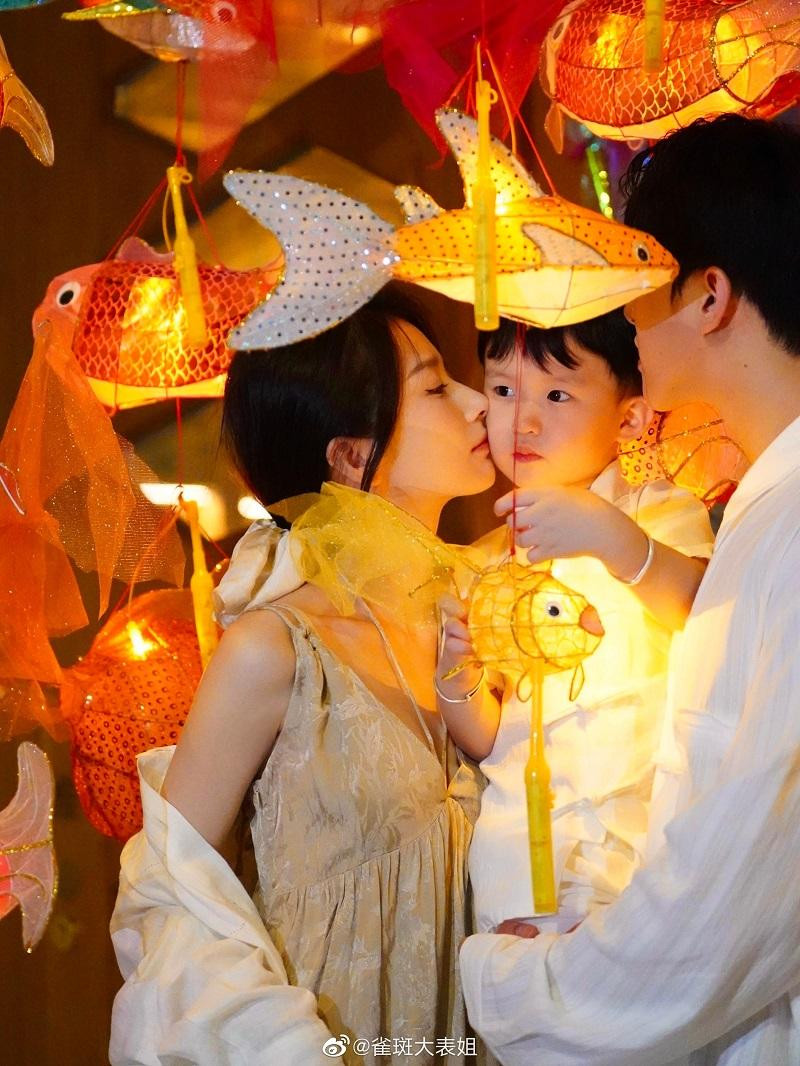 Dù còn nhỏ tuổi, con trai của blogger đã lộ rõ nét điển trai, đáng yêu.