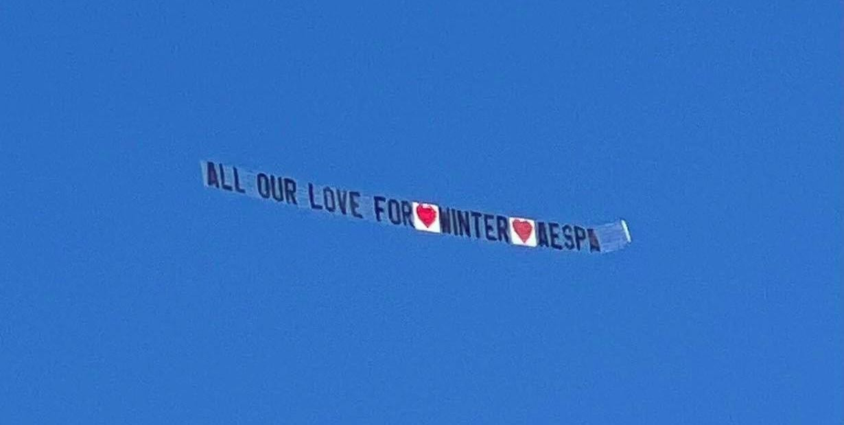 Fan thuê trực thăng "chạy" banner cổ vũ aespa. Fan thuê trực thăng "chạy" banner cổ vũ aespa.