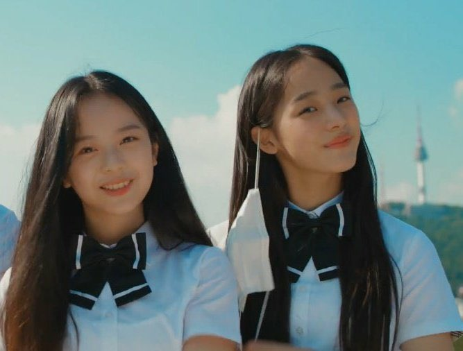 Hanni (trái) và Minji (phải) trong MV Permission to Dance của BTS. Hanni (trái) và Minji (phải) trong MV Permission to Dance của BTS.