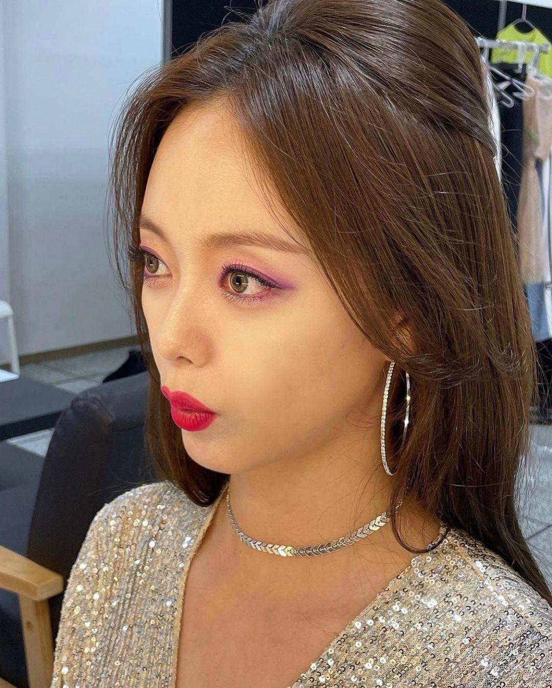 Một bộ phận netizen cho rằng lớp make-up của So Min quá đậm, tạo cảm giác "sến súa". Một bộ phận netizen cho rằng lớp make-up của So Min quá đậm, tạo cảm giác "sến súa".