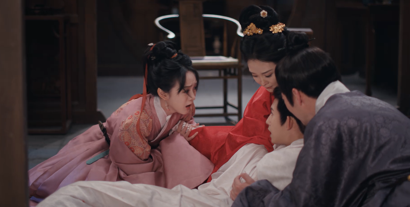 Ngữ Trì muốn giết Hàn Nhạn để tác thành cho nhị tỷ. Nhưng trong lúc lao tới chém nàng thì trượt chân, ngã trúng thanh sắt chân nến bị chính mình chém văng lên tường, chết. Ngữ Trì muốn giết Hàn Nhạn để tác thành cho nhị tỷ. Nhưng trong lúc lao tới chém nàng thì trượt chân, ngã trúng thanh sắt chân nến bị chính mình chém văng lên tường, chết.