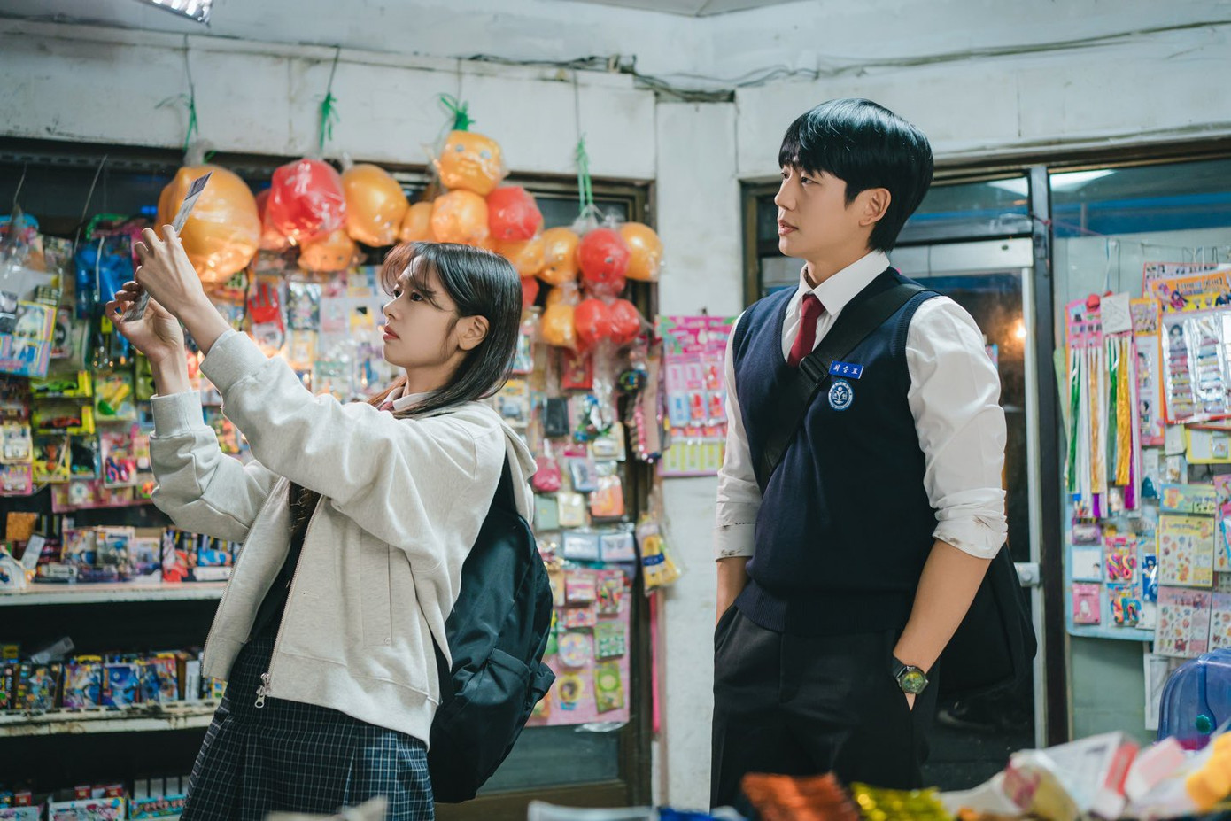Jung So Min và Jung Hae In đều đã qua tuổi 35 nhưng khoác đồng phục học sinh vẫn không bị sượng. Jung So Min và Jung Hae In đều đã qua tuổi 35 nhưng khoác đồng phục học sinh vẫn không bị sượng.