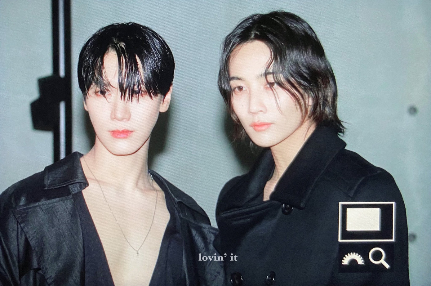 Bức ảnh gấp đôi visual của Ten và Jeonghan đang được fan chia sẻ rầm rộ. Các hashtag #SaintLaurentxTEN, #JEONGHANxYSL đã trở thành chủ đề thịnh hành trên Twitter. - Ảnh: lovin&apos; it