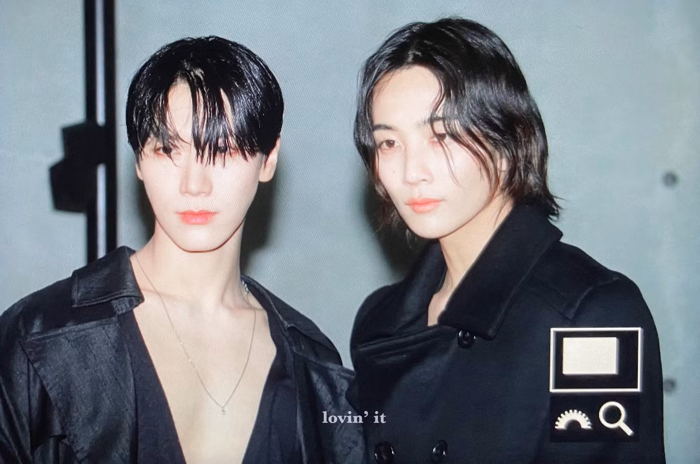 Bức ảnh gấp đôi visual của Ten và Jeonghan đang được fan chia sẻ rầm rộ. Các hashtag #SaintLaurentxTEN, #JEONGHANxYSL đã trở thành chủ đề thịnh hành trên Twitter. - Ảnh: lovin' it
