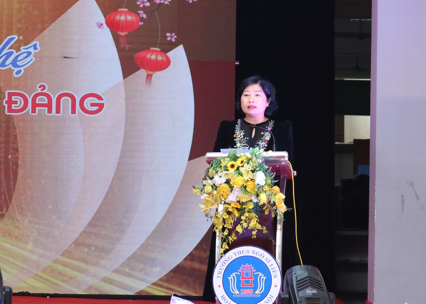 Nhà giáo Phạm Thu Hà - Hiệu trưởng nhà trường phát biểu chào mừng tại hội diễn. Nhà giáo Phạm Thu Hà - Hiệu trưởng nhà trường phát biểu chào mừng tại hội diễn.