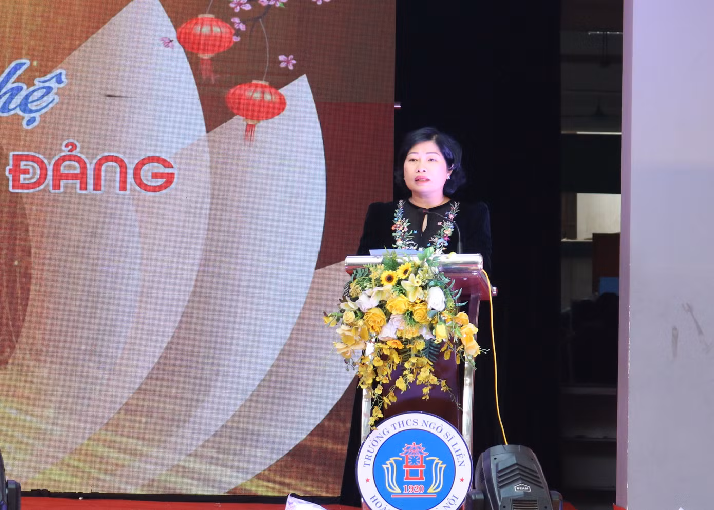 Nhà giáo Phạm Thu Hà - Hiệu trưởng nhà trường phát biểu chào mừng tại hội diễn.