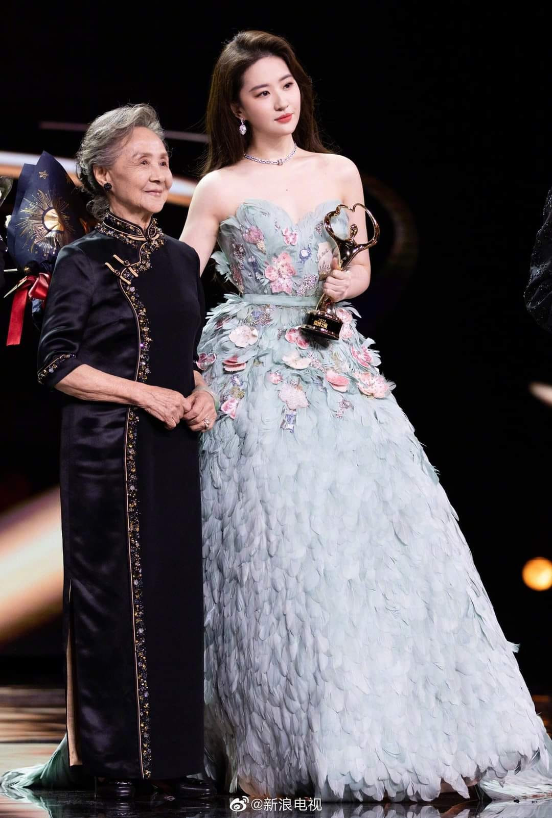 Lưu Diệc Phi xuất hiện với ngoại hình đầy đặn hơn, nhưng khí chất vẫn sáng bừng.