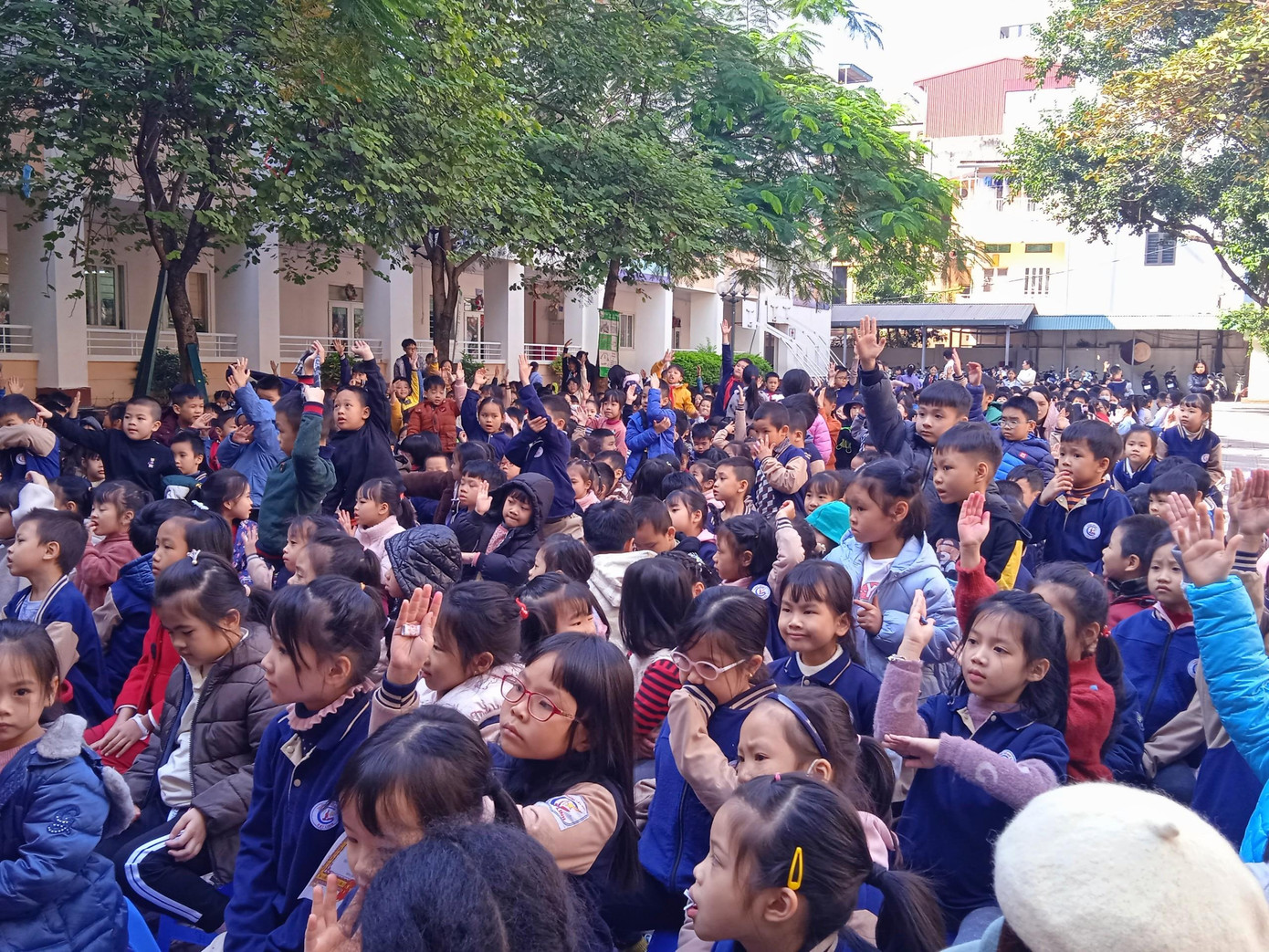 Vô số cánh tay giơ lên mong chờ được gọi tên trong phần trả lời câu hỏi.