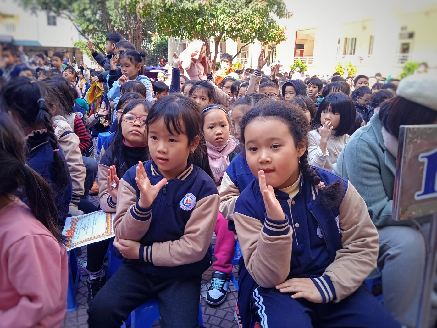 Những nỗ lực giao tiếp bằng mắt của tween Tiểu học Cát Linh để được cô giáo gọi tên.