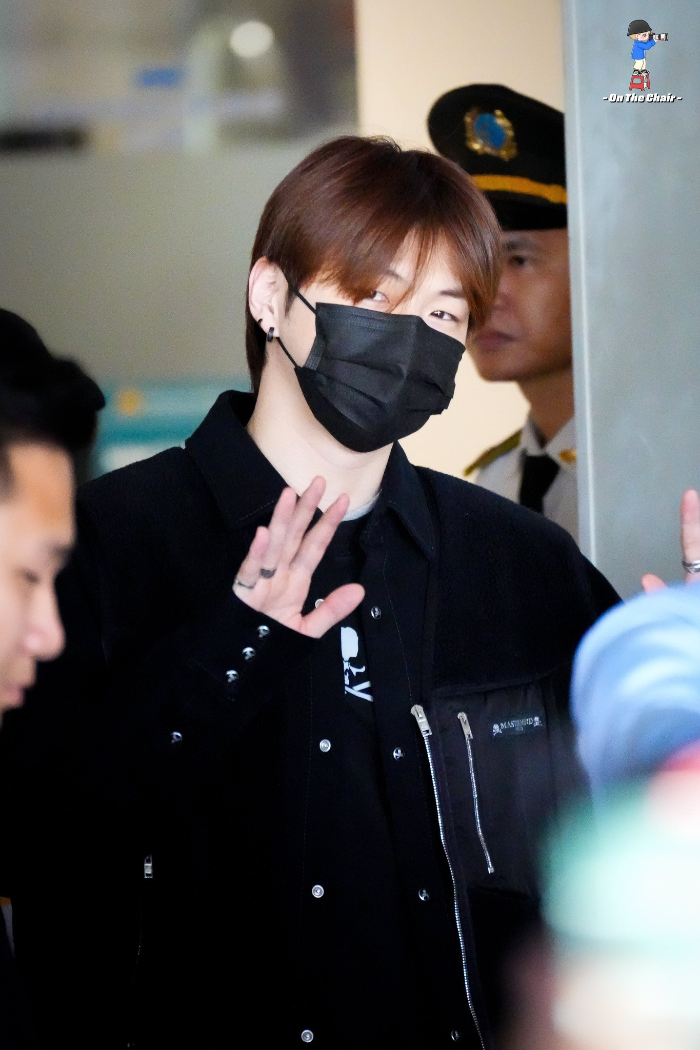 &quot;Center quốc dân&quot; Kang Daniel rạng rỡ tại sân bay.