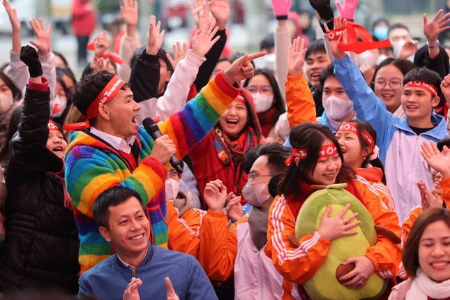 Các bạn sinh viên có mặt tại lễ khai mạc phấn khích khi nhận được phần quà từ chương trình. - Ảnh: Như Ý Các bạn sinh viên có mặt tại lễ khai mạc phấn khích khi nhận được phần quà từ chương trình. - Ảnh: Như Ý