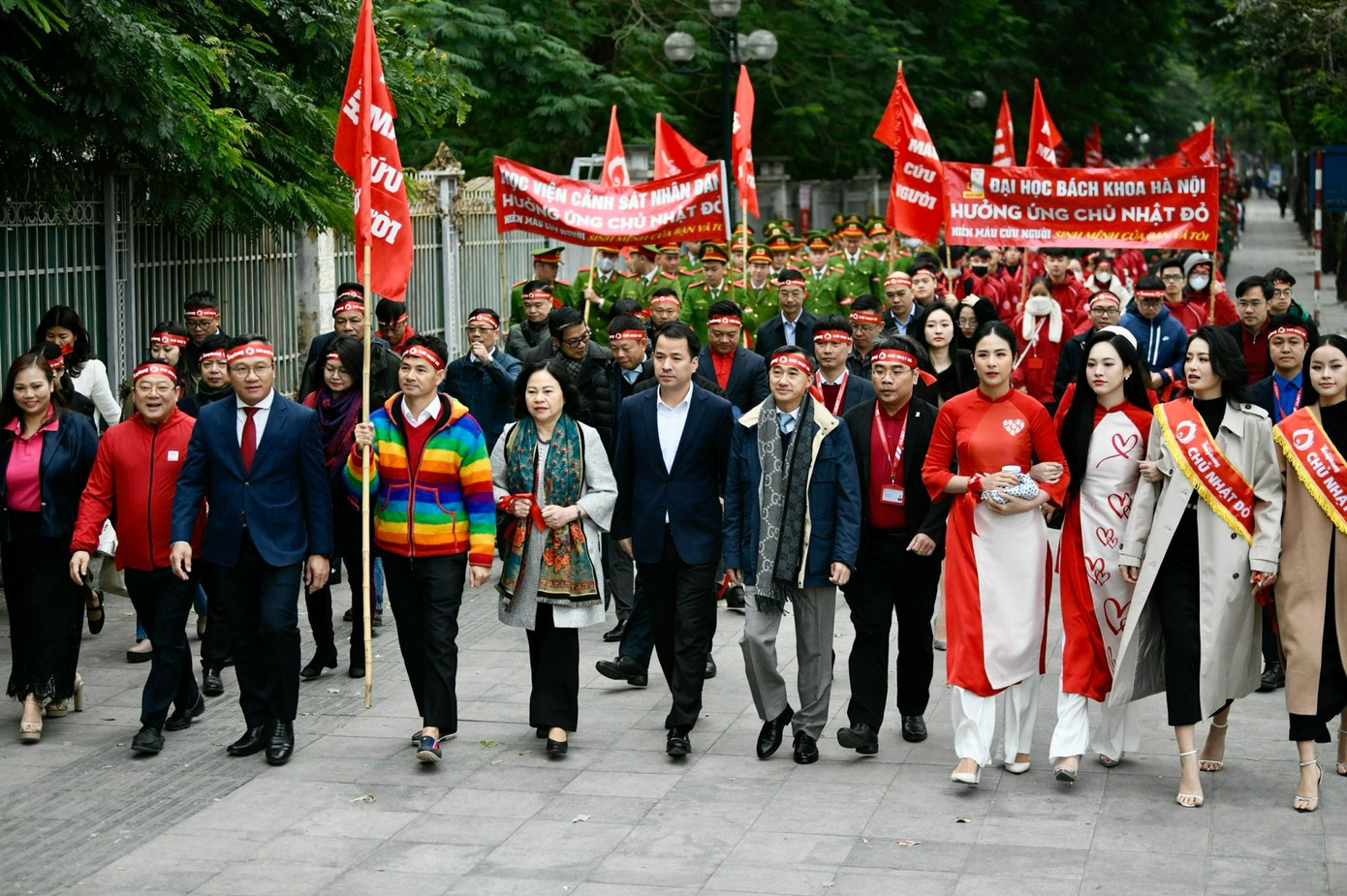 Các đồng chí lãnh đạo bộ, ban, ngành Trung ương, Trung ương Đoàn Thanh niên Cộng sản Hồ Chí Minh, ban tổ chức Chủ nhật Đỏ cùng các nghệ sĩ, người đẹp và hàng nghìn sinh viên trên địa bàn Thủ đô diễu hành hưởng ứng Chủ Nhật Đỏ lần thứ 26. - Ảnh Như Ý. Các đồng chí lãnh đạo bộ, ban, ngành Trung ương, Trung ương Đoàn Thanh niên Cộng sản Hồ Chí Minh, ban tổ chức Chủ nhật Đỏ cùng các nghệ sĩ, người đẹp và hàng nghìn sinh viên trên địa bàn Thủ đô diễu hành hưởng ứng Chủ Nhật Đỏ lần thứ 26. - Ảnh Như Ý.