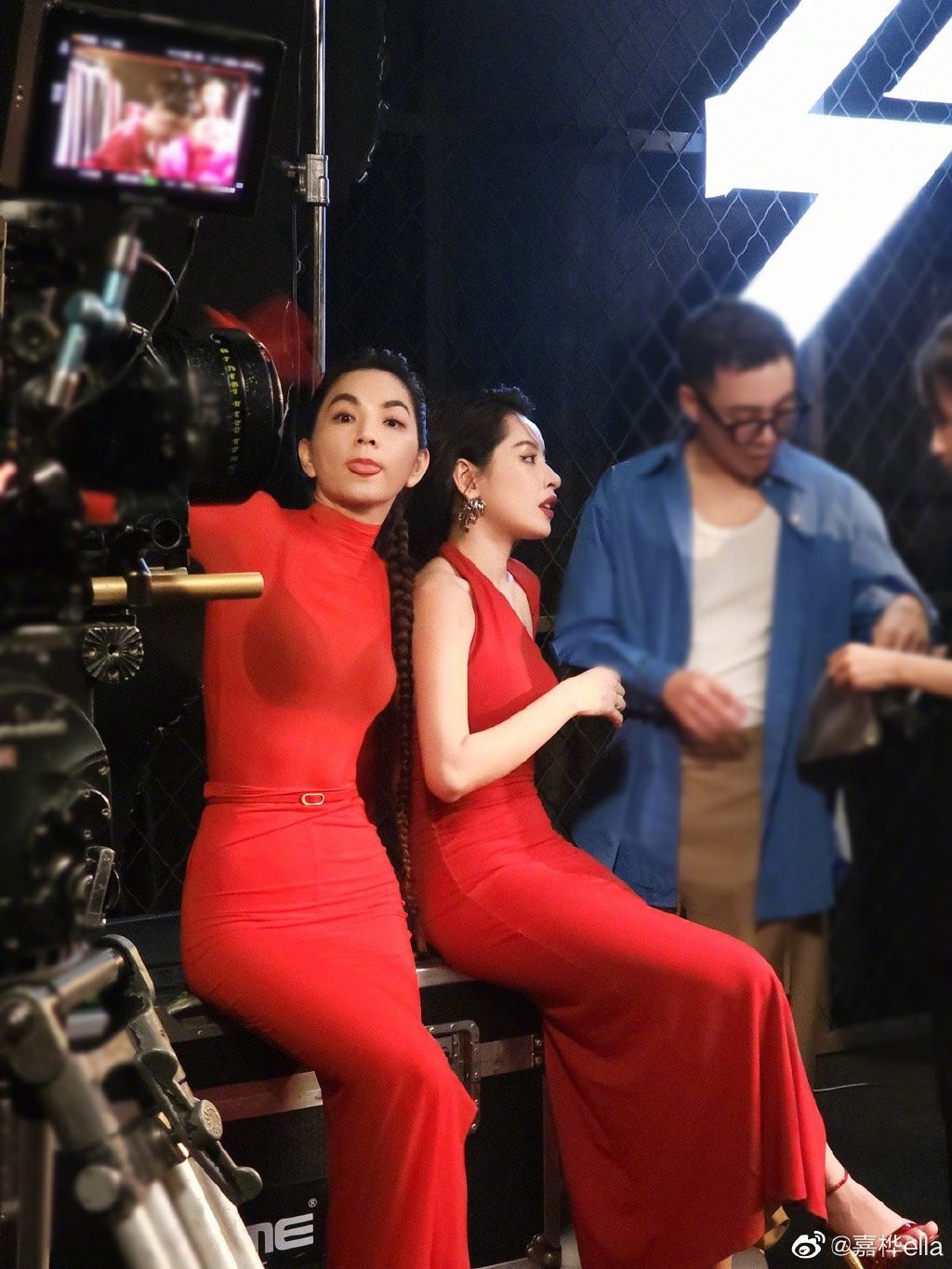 Ella mải miết thả dáng tinh nghịch trong khi Chi Pu đang nói chuyện với ai đó. Ella mải miết thả dáng tinh nghịch trong khi Chi Pu đang nói chuyện với ai đó.