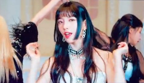 Suzy sáng bừng khung hình với khí chất &quot;sinh ra để làm idol&quot;.