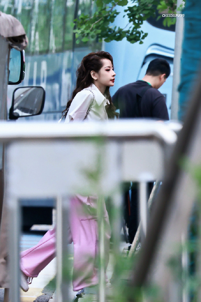 Chưa &quot;lên đồ&quot; nhưng Chi Pu vẫn xinh đẹp ngút ngàn.