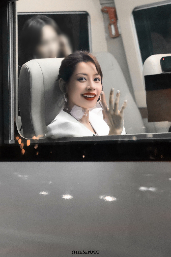 Ảnh chụp trên xe cũng cho thấy một tạo hình khác của Chi Pu trong các tập tiếp theo của Đạp Gió 2023.