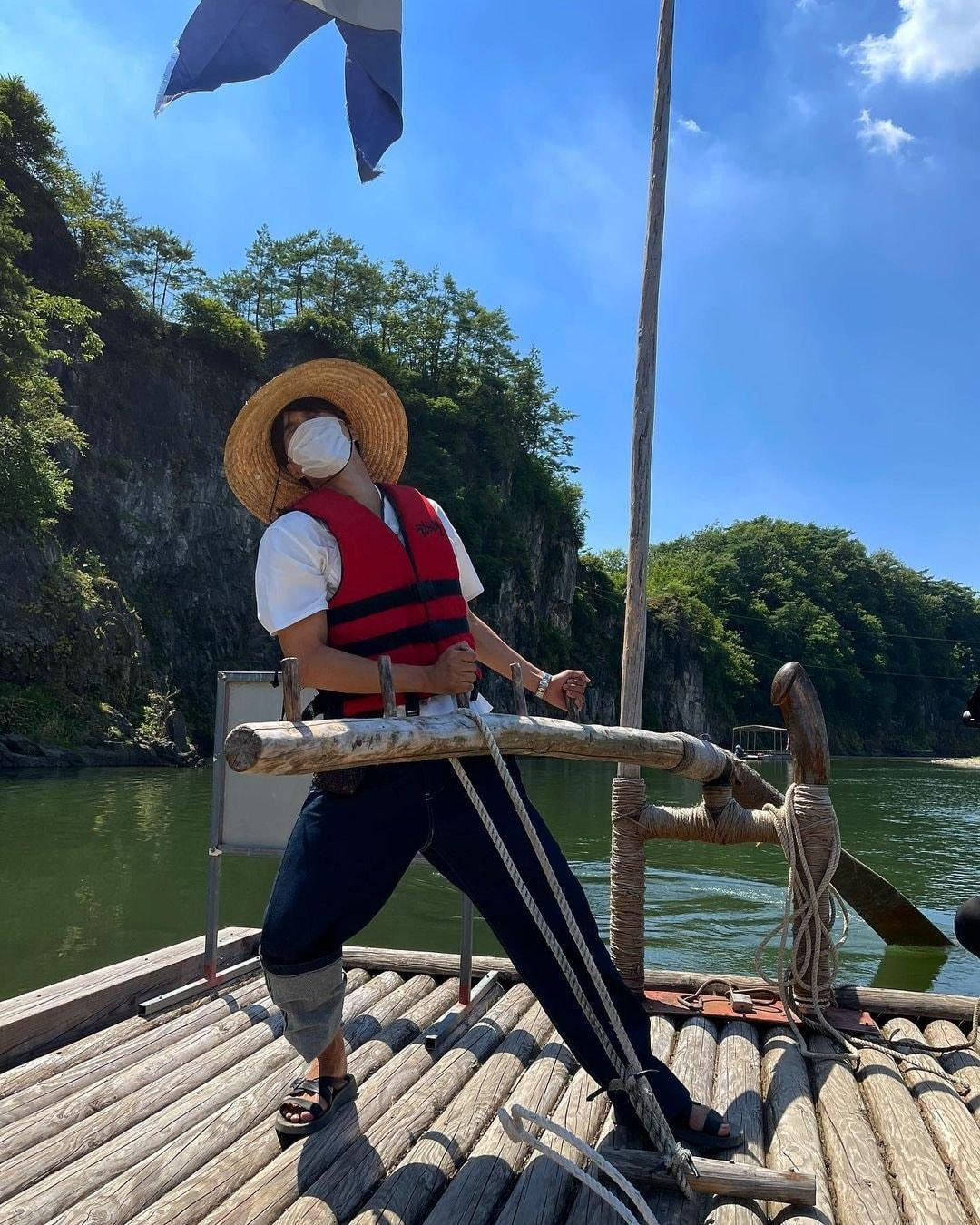 Bức ảnh được Kai đăng tải trên Instagram được fan Việt hài hước ví như “Người lái đò sông Đà”. Nét diễn không hề &quot;giả trân&quot; chút nào!