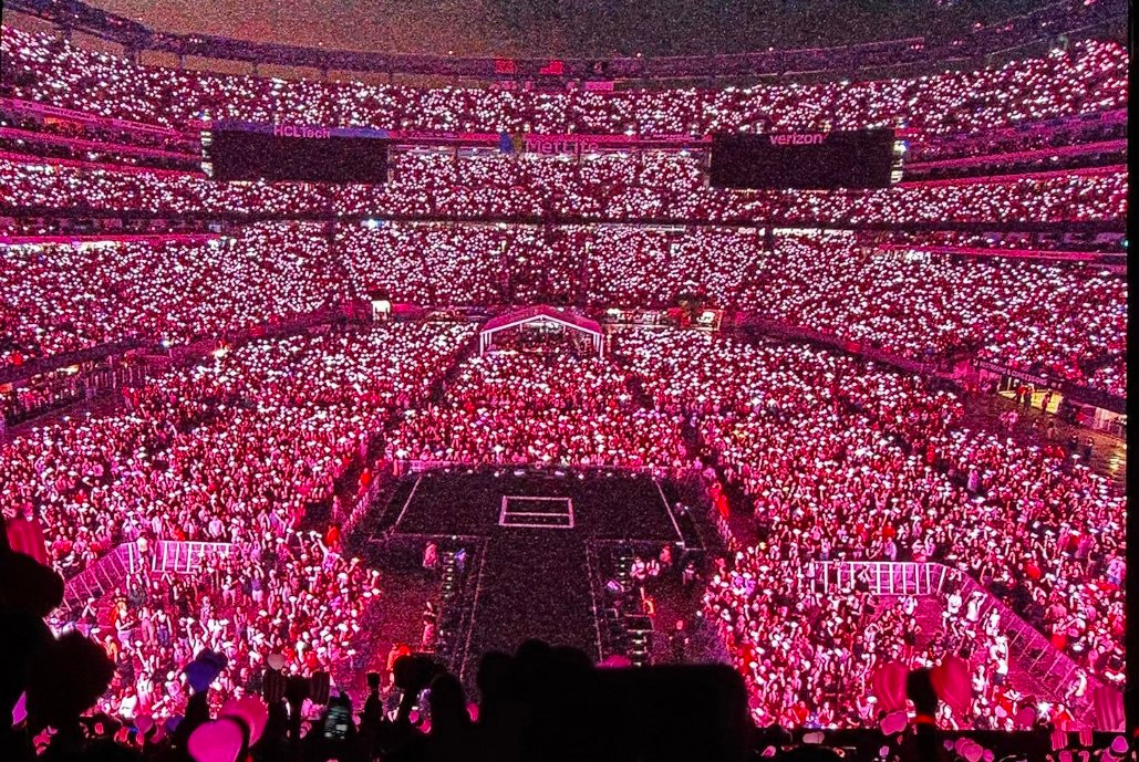 Biển hồng khổng lồ được khán giả tạo nên tại sân vận động MetLife Biển hồng khổng lồ được khán giả tạo nên tại sân vận động MetLife