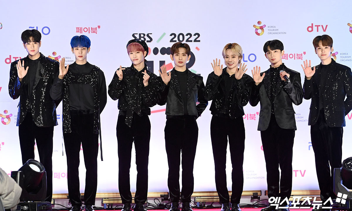 TEMPEST điển trai trong trang phục đính đá &quot;lấp lánh ánh sao&quot;.