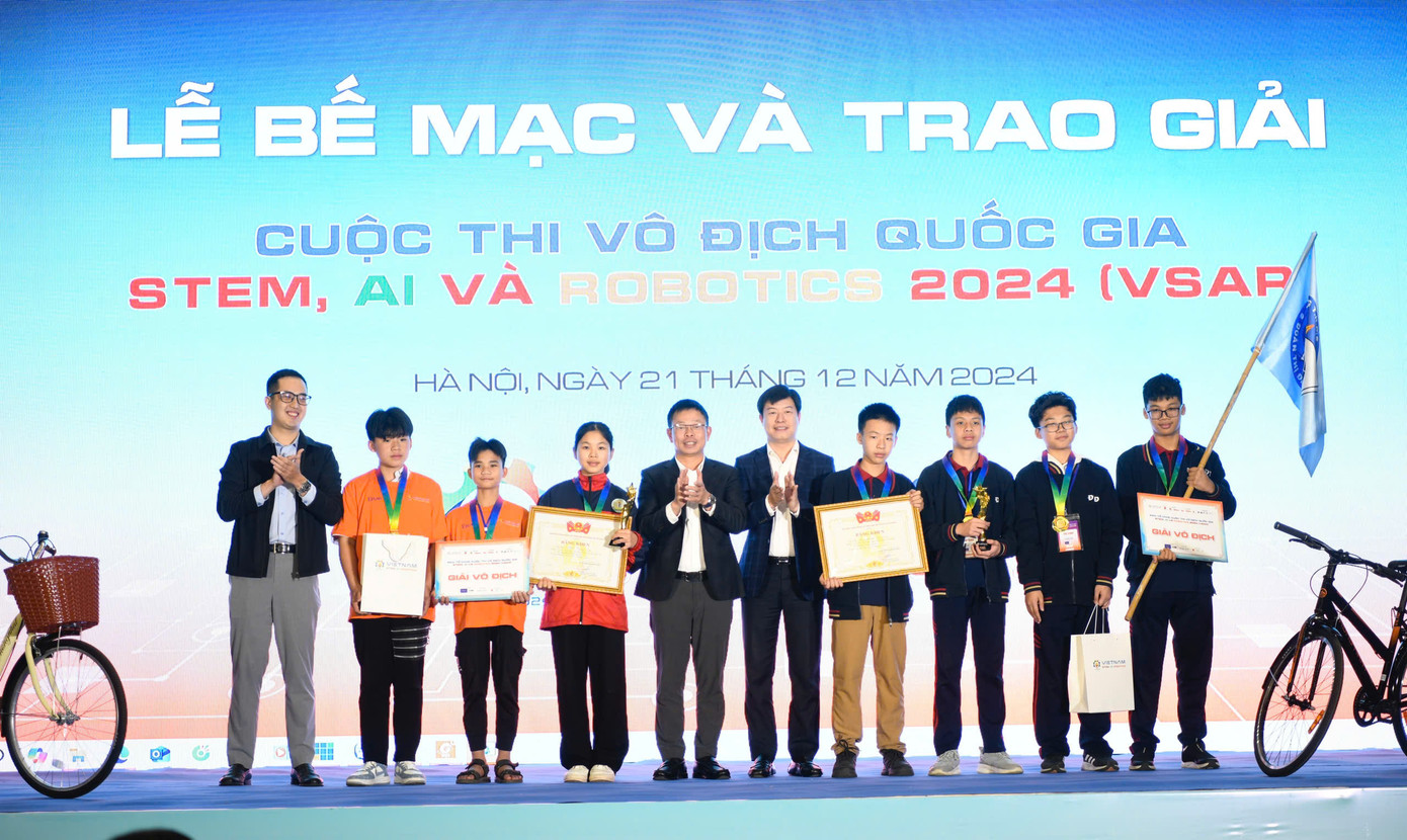 Ông Lê Hải Long - Ủy viên Ban Thường vụ, Trưởng Ban Công tác Thiếu nhi Trung ương Đoàn, Phó Chủ tịch Thường trực Hội đồng Đội Trung ương, Đồng Trưởng ban Tổ chức cuộc thi; Nhà báo Phùng Công Sưởng - Tổng Biên tập Báo Tiền Phong, Đồng Trưởng Ban Tổ chức Cuộc thi và ông Nguyễn Tuấn Phương, Giám Đốc Kinh doanh Quốc Tế - công ty cổ phần Thống Nhất Hà Nội, trao giải cho 2 nhà Vô địch giải đấu VSAR 2024. Ông Lê Hải Long - Ủy viên Ban Thường vụ, Trưởng Ban Công tác Thiếu nhi Trung ương Đoàn, Phó Chủ tịch Thường trực Hội đồng Đội Trung ương, Đồng Trưởng ban Tổ chức cuộc thi; Nhà báo Phùng Công Sưởng - Tổng Biên tập Báo Tiền Phong, Đồng Trưởng Ban Tổ chức Cuộc thi và ông Nguyễn Tuấn Phương, Giám Đốc Kinh doanh Quốc Tế - công ty cổ phần Thống Nhất Hà Nội, trao giải cho 2 nhà Vô địch giải đấu VSAR 2024.