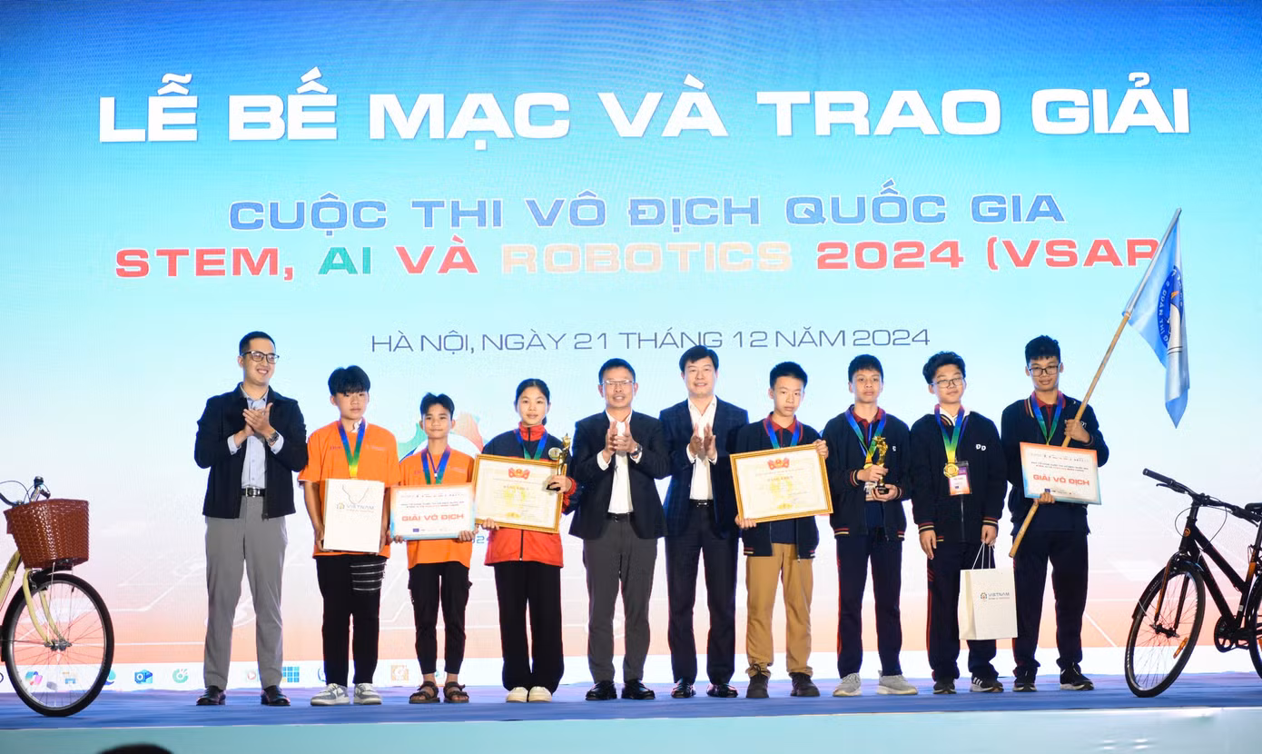 Ông Lê Hải Long - Ủy viên Ban Thường vụ, Trưởng Ban Công tác Thiếu nhi Trung ương Đoàn, Phó Chủ tịch Thường trực Hội đồng Đội Trung ương, Đồng Trưởng ban Tổ chức cuộc thi; Nhà báo Phùng Công Sưởng - Tổng Biên tập Báo Tiền Phong, Đồng Trưởng Ban Tổ chức Cuộc thi và ông Nguyễn Tuấn Phương, Giám Đốc Kinh doanh Quốc Tế - công ty cổ phần Thống Nhất Hà Nội, trao giải cho 2 nhà Vô địch giải đấu VSAR 2024.
