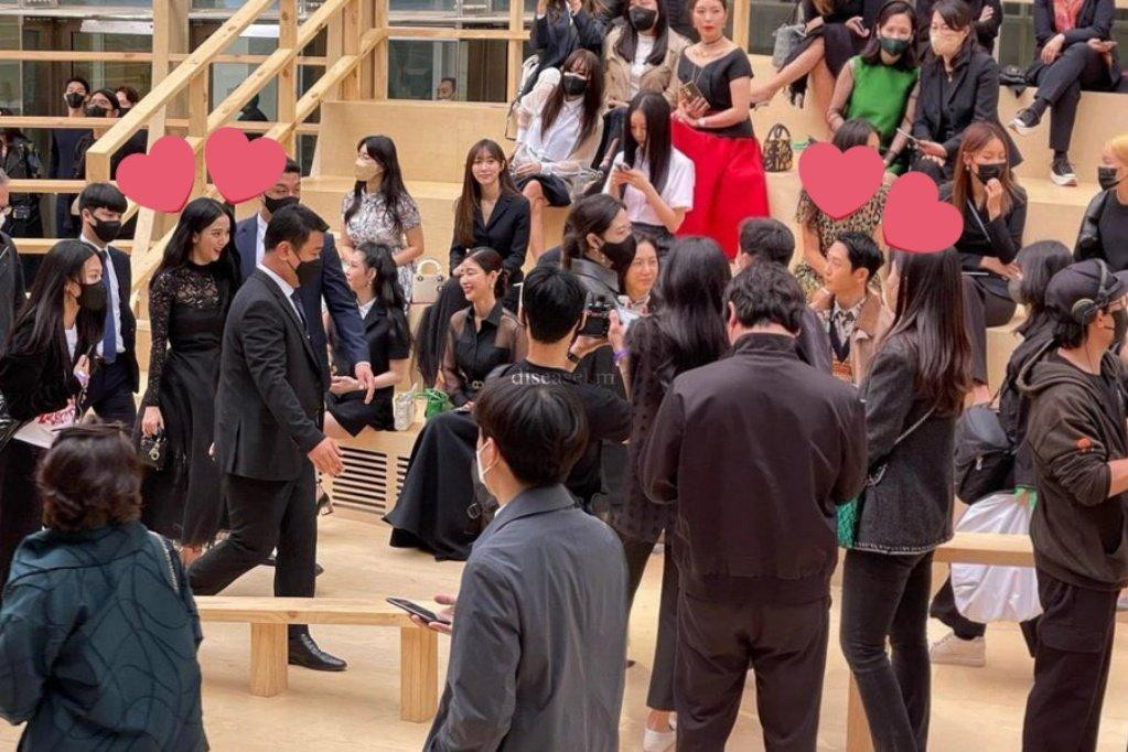 Khoảnh khắc chạm mắt giữa Jisoo và Hae In.