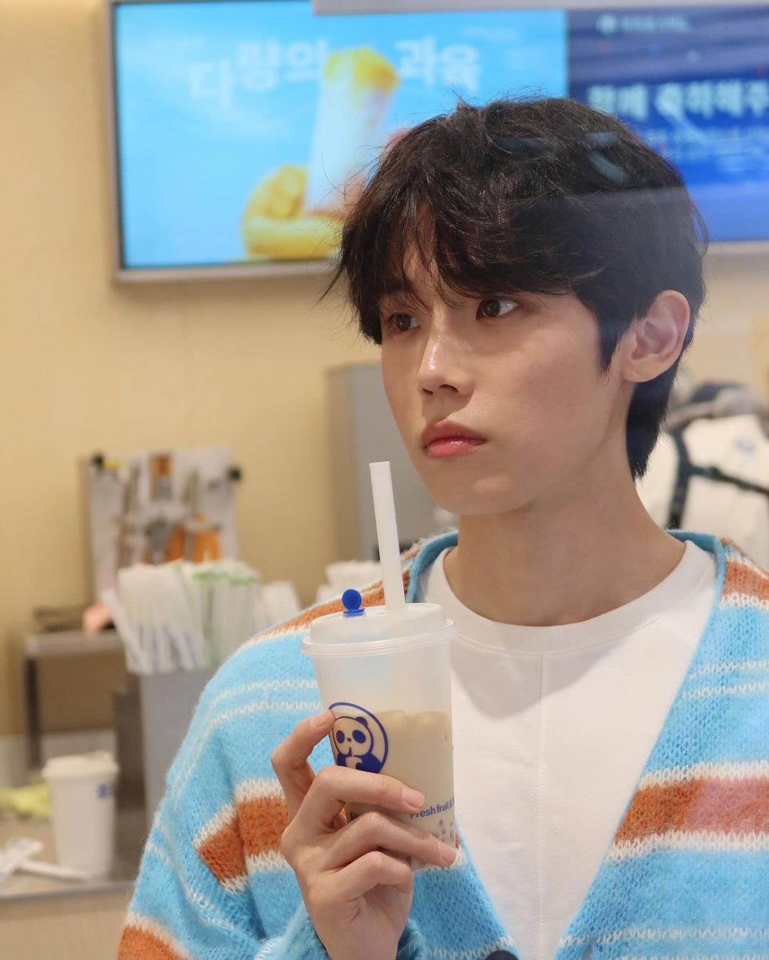 Đối lập với gương mặt nhỏ và trẻ hơn tuổi, Choi Si Hun thu hút với vóc dáng cao ráo, hình thể săn chắc và quyến rũ. Đối lập với gương mặt nhỏ và trẻ hơn tuổi, Choi Si Hun thu hút với vóc dáng cao ráo, hình thể săn chắc và quyến rũ.