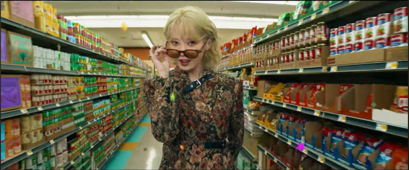 IU đẹp phát sáng trong mái tóc bạch kim, chuyển biến từ hào nhoáng, sang chảnh tới phá cách, nổi loạn trong vai trò vị thần và kẻ trộm.