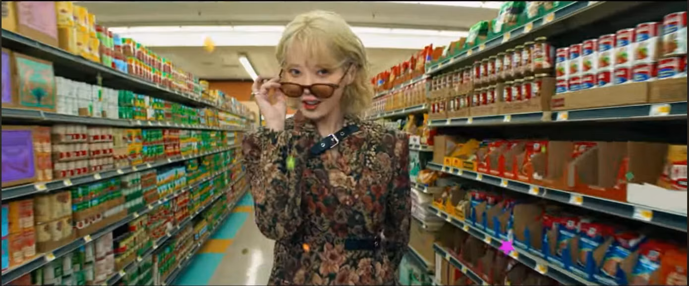 IU đẹp phát sáng trong mái tóc bạch kim, chuyển biến từ hào nhoáng, sang chảnh tới phá cách, nổi loạn trong vai trò vị thần và kẻ trộm.