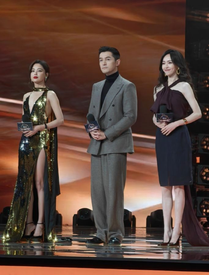 Từ thảm đỏ tới khi nhận giải, bộ ba Tân Chỉ Lôi, Hồ Ca, Đường Yên (từ trái qua phải) chính là chủ nhân của một trong những khung hình quyền lực nhất Đêm hội Weibo 2023. Từ thảm đỏ tới khi nhận giải, bộ ba Tân Chỉ Lôi, Hồ Ca, Đường Yên (từ trái qua phải) chính là chủ nhân của một trong những khung hình quyền lực nhất Đêm hội Weibo 2023.