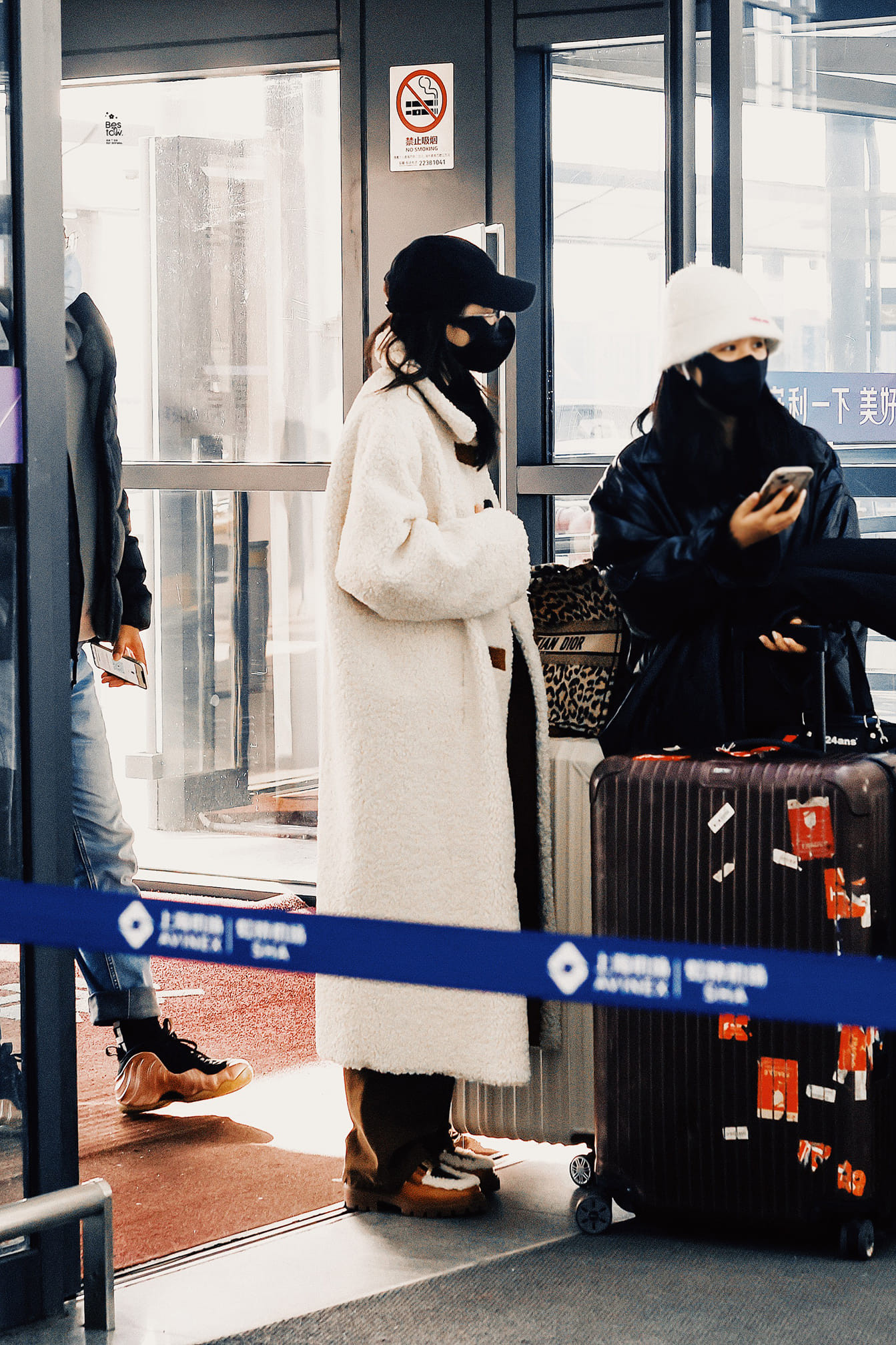 Bức ảnh gốc Địch Lệ Nhiệt Ba và trợ lý tại sân bay. Bức ảnh gốc Địch Lệ Nhiệt Ba và trợ lý tại sân bay.