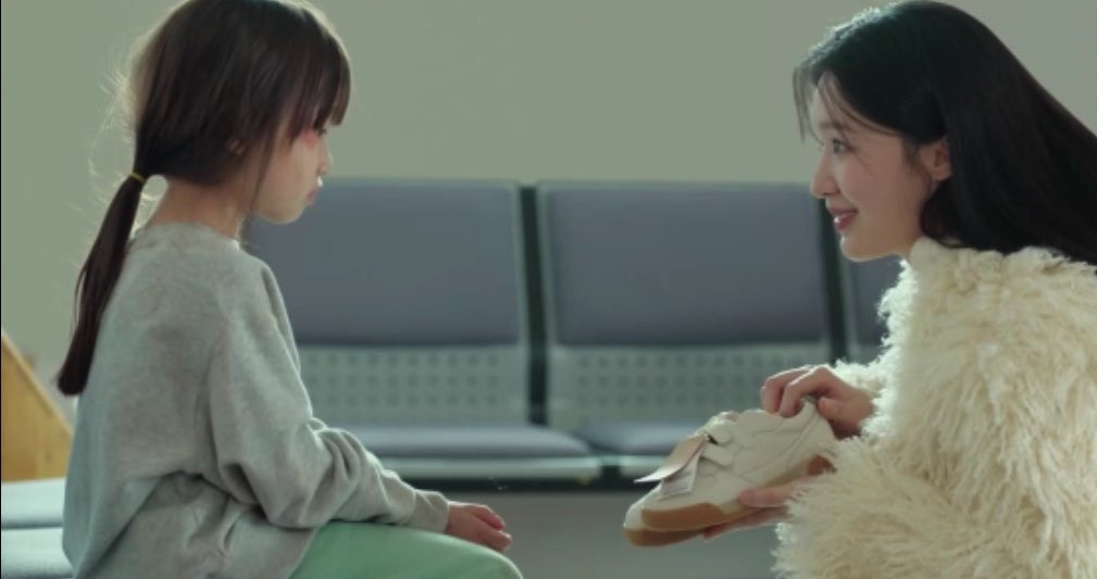 Jin Ga Yeong gặp và giúp đỡ một cô bé có hoàn cảnh giống cô lúc nhỏ, tương tự như cách Gu Won từng cứu rỗi đời cô. Jin Ga Yeong gặp và giúp đỡ một cô bé có hoàn cảnh giống cô lúc nhỏ, tương tự như cách Gu Won từng cứu rỗi đời cô.