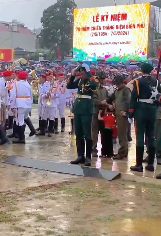 Hai chiến sĩ đan tay, che mưa cho em bé Vy Trâm làm ai nấy "mềm tim" vì ngọt ngào.