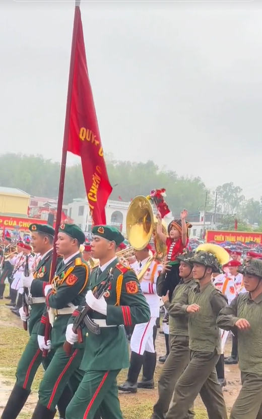 Có hàng trăm video về khoảnh khắc "em bé tượng đài" ngước nhìn được cư dân mạng chỉnh sửa, đăng tải trên TikTok, mỗi video thu về hàng chục nghìn lượt xem.