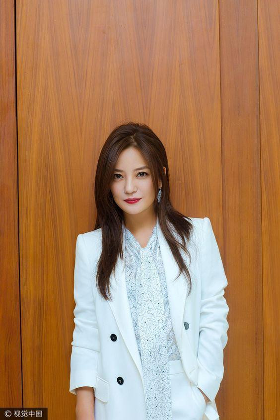 Ngoài ra, còn vô số lùm xùm của Triệu Vy bị công chúng chỉ trích như diện trang phục gây tranh cãi, nghi vấn ngoại tình...