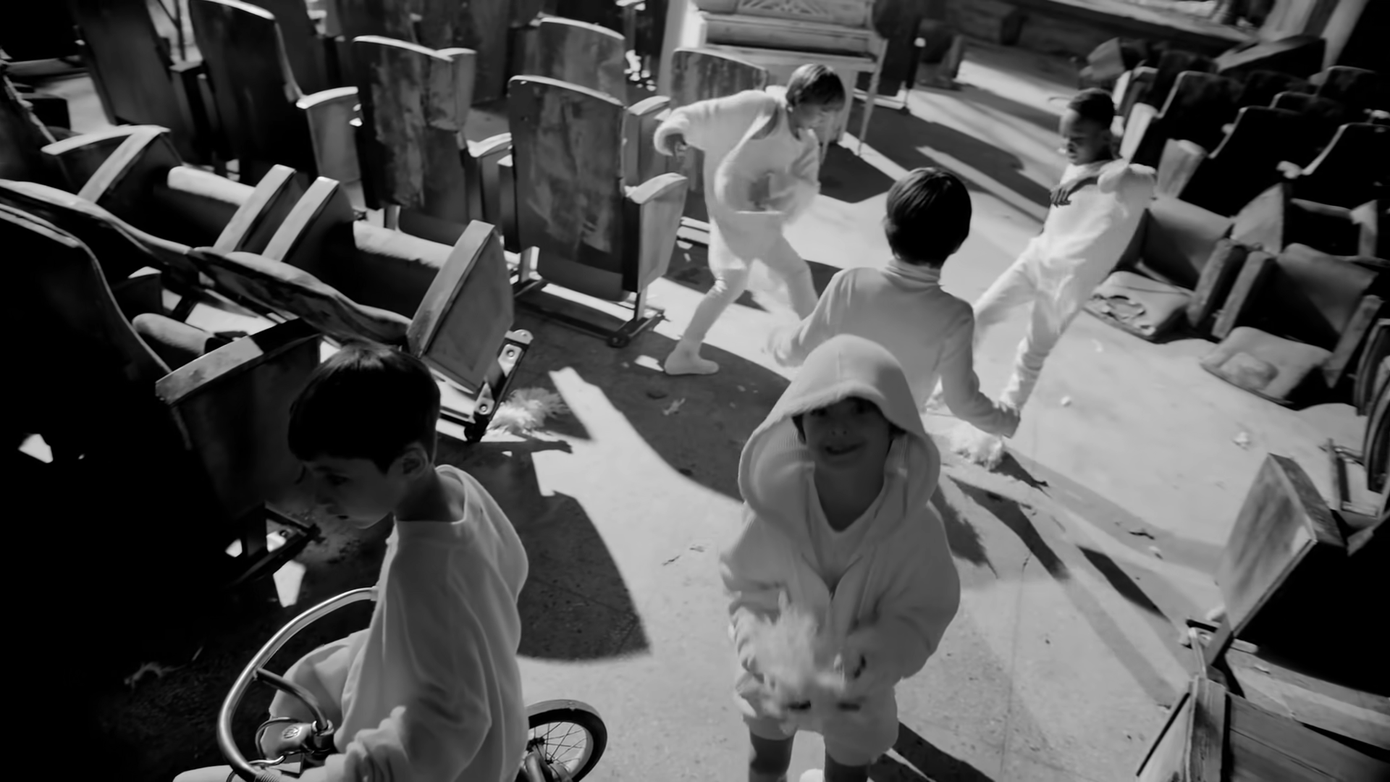 ...khiến người hâm mộ nhớ về khung cảnh tương tự trong MV Last Dance của BIGBANG. ...khiến người hâm mộ nhớ về khung cảnh tương tự trong MV Last Dance của BIGBANG.