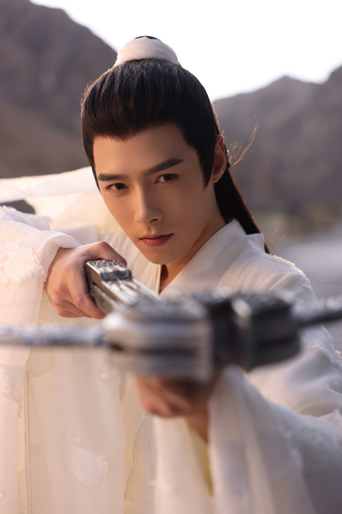 Vu Thập Tam luôn thể hiện là người phóng khoáng, vô ưu vô lo nhưng lại luôn giấu kín cảm xúc của mình. Vu Thập Tam luôn thể hiện là người phóng khoáng, vô ưu vô lo nhưng lại luôn giấu kín cảm xúc của mình.