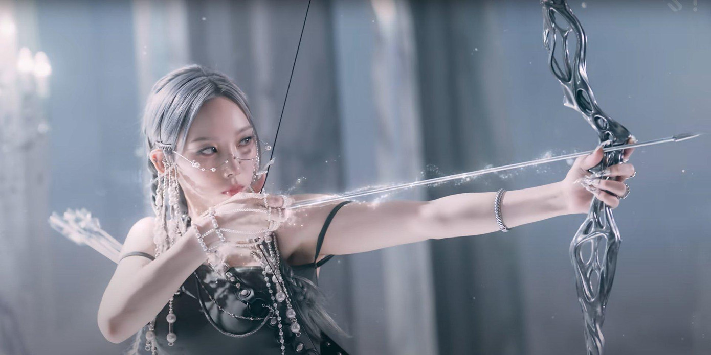 Taeyeon hóa thân thành nữ thần Artemis, xuất hiện cùng chiếc cung bạc uy quyền. Taeyeon hóa thân thành nữ thần Artemis, xuất hiện cùng chiếc cung bạc uy quyền.