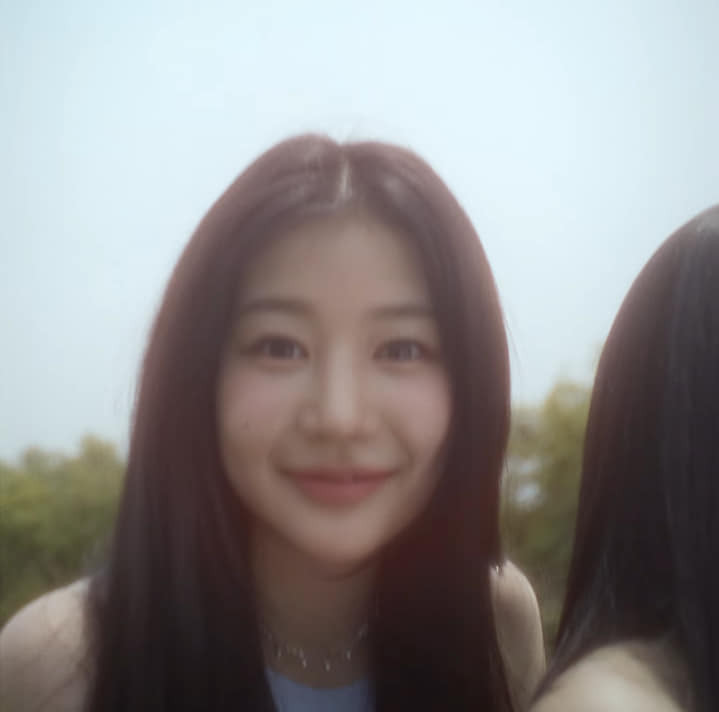 Yewon từng gây ấn tượng bởi giọng hát ngọt ngào ở R U Next?