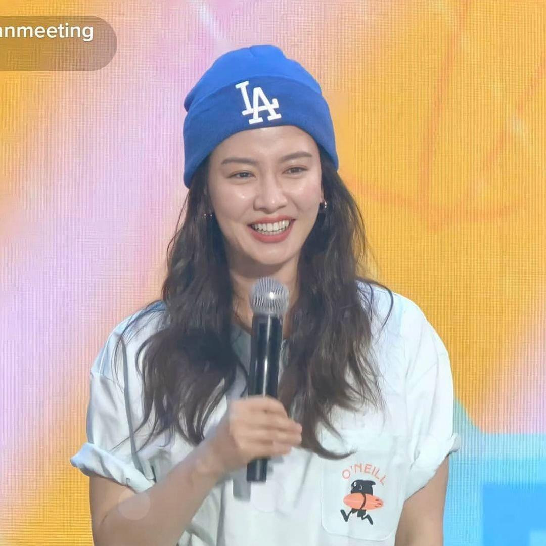 Dù chỉ diện áo phông đơn giản, Ji Hyo cũng tạo nên màn "hack tuổi" cực đỉnh. - Ảnh: ace_song.jihyo_v Dù chỉ diện áo phông đơn giản, Ji Hyo cũng tạo nên màn "hack tuổi" cực đỉnh. - Ảnh: ace_song.jihyo_v
