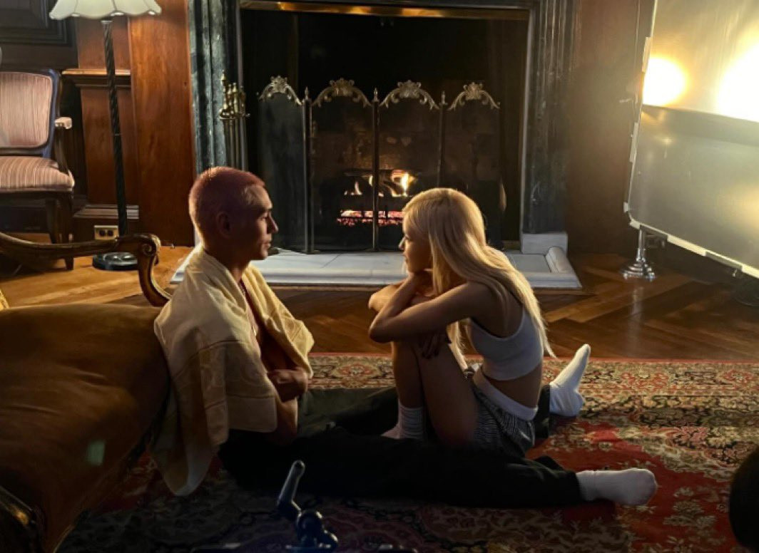 Sự xuất hiện của Evan trong Toxic till the end được xác nhận sau khi Rosé chia sẻ tấm hình cô đối mắt, ngồi gọn trong lòng anh vào 1 ngày trước khi MV chính thức phát hành.